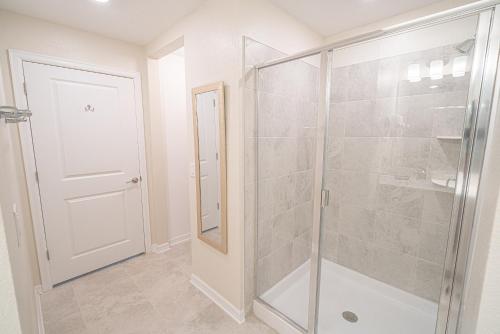 Only 5 Miles from Disney! Free Water Park! 2 Bed, 2 Bath Condo, Sleeps 8 photo 16