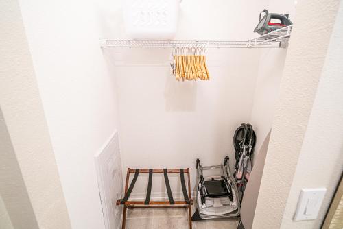 Only 5 Miles from Disney! Free Water Park! 2 Bed, 2 Bath Condo, Sleeps 8 photo 17