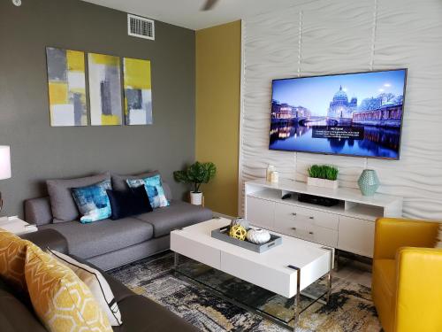 Only 5 Miles from Disney! Free Water Park! 2 Bed, 2 Bath Condo, Sleeps 8 photo 29