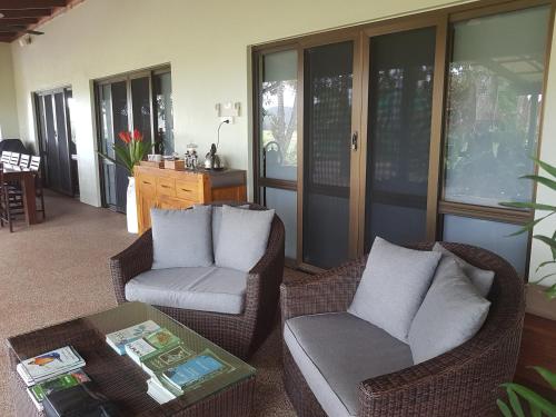 A seating area at Daintree Village Bed and Breakfast 