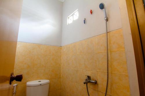 Un baño de JJ House Wahid Hasyim