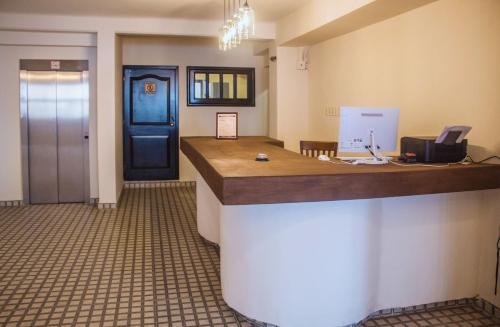 een kantoor met een receptie en een blauwe deur bij Múcara hotel in Veracruz