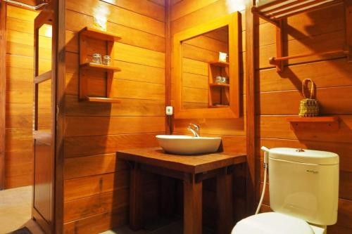 A bathroom at Waiwo Dive Resort Raja Ampat