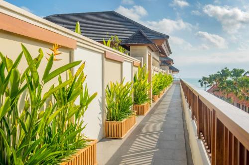 una fila de casas en la playa con plantas en Royal Suites at The Bandha, en Legian