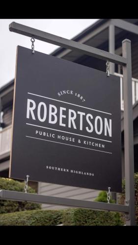 Robertson Public House and Kitchenに飾ってある許可証、賞状、看板またはその他の書類
