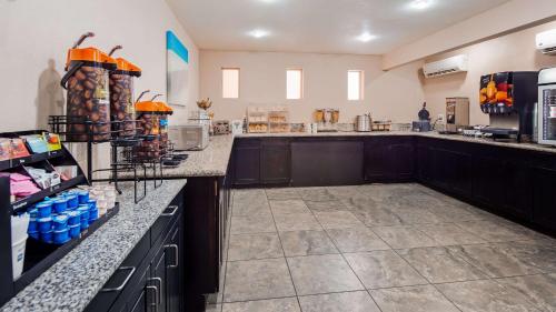 Kuchyň nebo kuchyňský kout v ubytování Best Western Desert Oasis