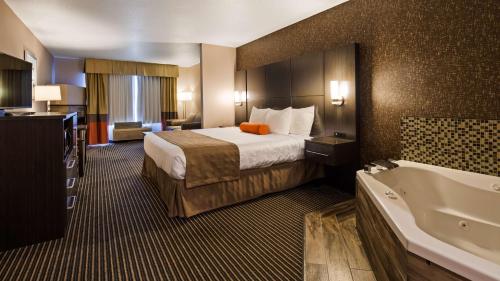 Postel nebo postele na pokoji v ubytování Best Western Plus Rama Inn & Suites