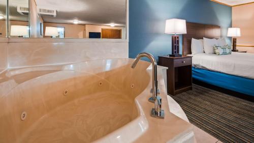 Ένα ή περισσότερα κρεβάτια σε δωμάτιο στο Best Western Woodhaven Inn