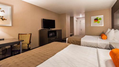 Best Western Plus Rama Inn & Suitesにあるベッド