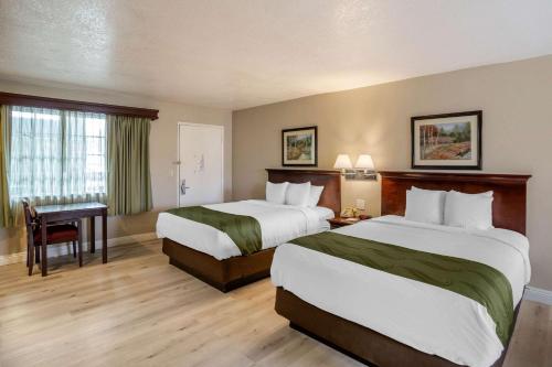 Habitación de hotel con 2 camas y escritorio en Quality Inn & Suites El Cajon San Diego East, en El Cajon