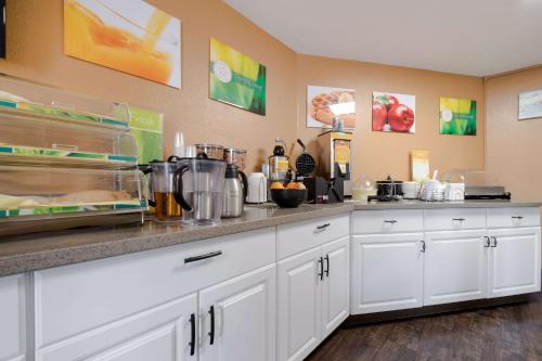 een keuken met witte kasten en een aanrechtblad bij Quality Inn & Suites Silverdale Bangor-Keyport in Silverdale
