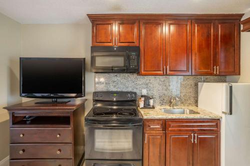 Cuisine ou kitchenette dans l'établissement Quality Inn & Suites El Cajon San Diego East