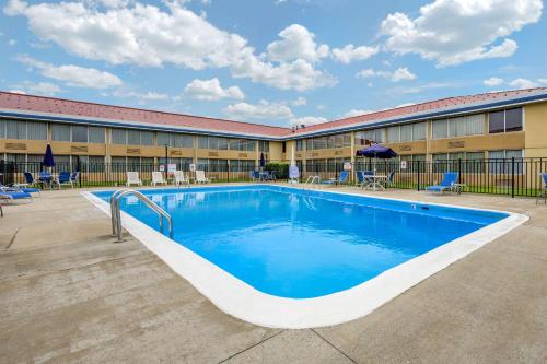 a pool in front of a building with a building at Econo Lodge Inn & Suites Triadelphia - Wheeling in Triadelphia