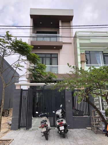 dos motocicletas estacionadas frente a una casa en Ngũ Hành Sơn en Da Nang