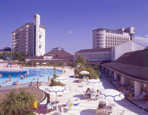 um resort com piscina com pessoas em Hotel Heritage em Kumagaya