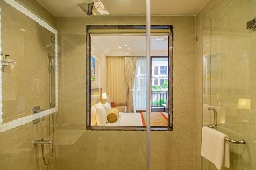 Bathroom sa Sobit Sarovar Portico