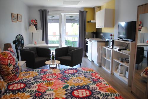 a living room with a couch and a kitchen at Cosy Corner in Colmar