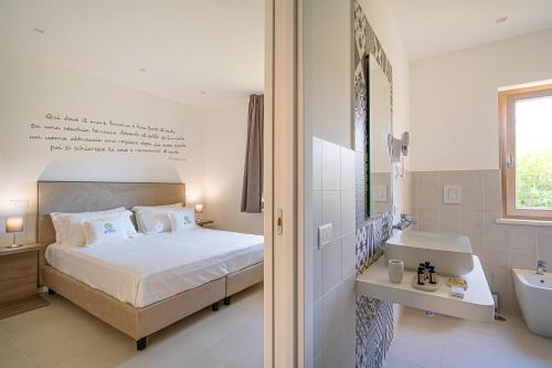 1 dormitorio con cama, lavabo y bañera en Do' Petro Relax & Pool, en Vico Equense