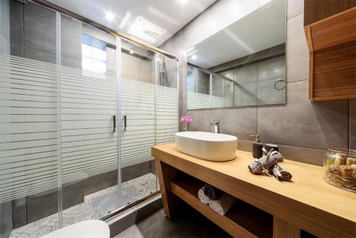 ein Bad mit einem Waschbecken und einer Dusche in der Unterkunft M&D Luxury Suites in central Athens in Athen