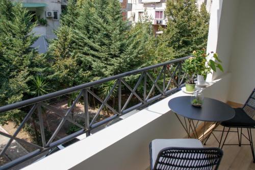 balcone con tavolo, sedie e alberi di Roza's Studio Tirana Center a Tirana