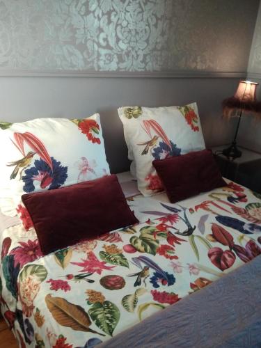 - un lit avec une couverture et des oreillers dans l'établissement Villa le Lac - Cottage au bord du Lac d' Annecy - chambres -, à Veyrier-du-Lac