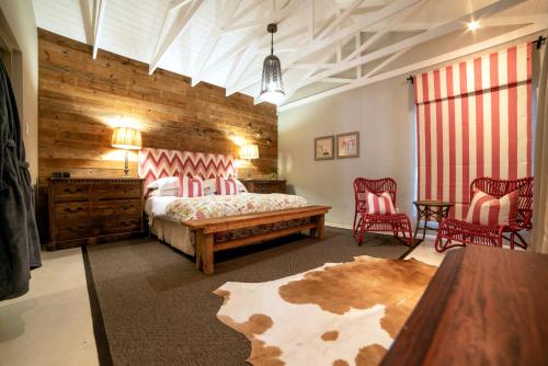 1 dormitorio con 1 cama, mesa y sillas en Ocean Breeze by The Oyster Collection en Kenton on Sea