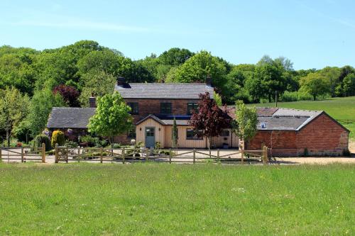 Stanley的住宿－Hayeswood Lodge Luxury Accommodation，一座大型砖砌建筑,前面有一片田野