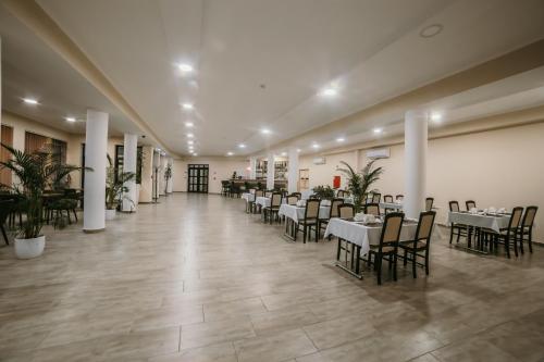 A restaurant or other place to eat at Cédrus Club Hotel