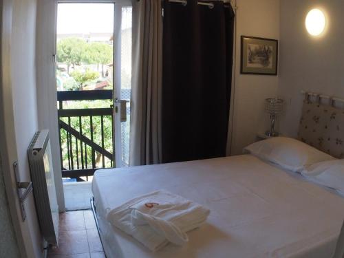 a bedroom with a bed with a view of a balcony at Casa Vacanze Bungalow I Girasoli in Ventimiglia