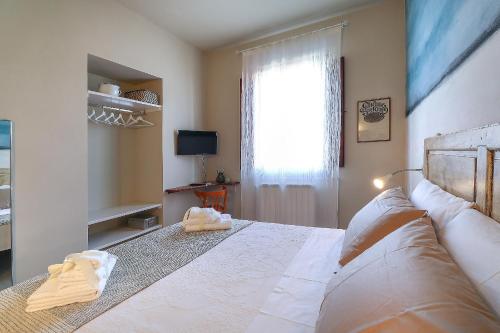 a bedroom with a large bed and a window at B&B Ulivo Gaio in San Miniato