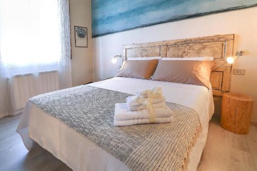a bedroom with a bed with towels on it at B&B Ulivo Gaio in San Miniato