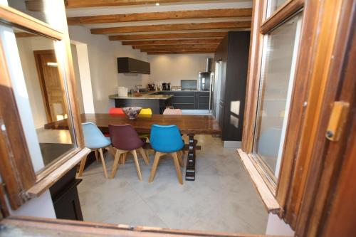a kitchen and dining room with a table and chairs at Domaine de Tappa - Casa Filicina in Sollacaro