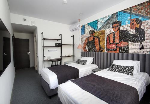 SV Hotel tesisinde bir odada yatak veya yataklar