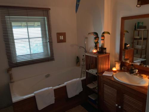 une salle de bain avec une baignoire et un lavabo dans l'établissement La Grange, à Saint-Aubin-sur-Scie