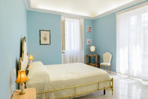 1 dormitorio azul con 1 cama y 1 silla en Nel Vicolo Luxury B&B, en Penne