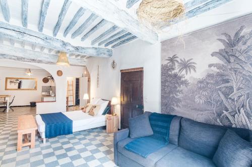 um quarto de hotel com uma cama e um sofá em Carpe Diem em Tourrettes-sur-Loup