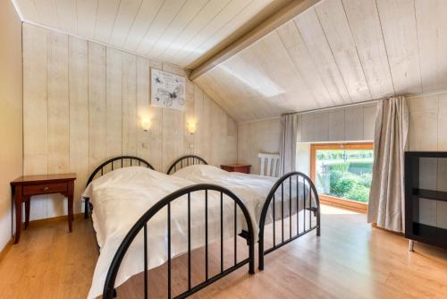 Ένα ή περισσότερα κρεβάτια σε δωμάτιο στο Le Château-Ferme de Laval : La Grange