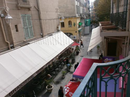 - une vue sur une rue de la ville avec des gens qui se promènent dans l'établissement Little Palace, à Toulon