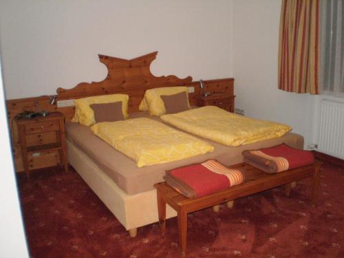 a bedroom with two twin beds and two tables at Appartement De Luxe - 140m² in Elbigenalp