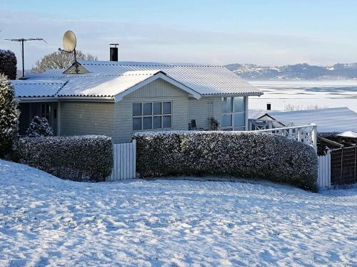 ボルコップにある4 person holiday home in B rkopの雪の家