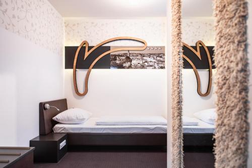 een slaapkamer met een bed in een kamer bij H+ Hotel Ried in Ried im Innkreis