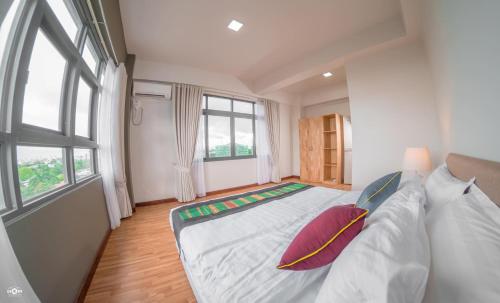 Postel nebo postele na pokoji v ubytování Myanandar Residence & Hotel