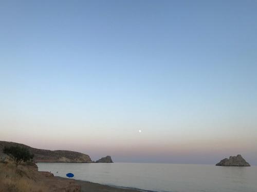セロカンポスにあるNatica Mare Villasの海中の岩を望むビーチの景色