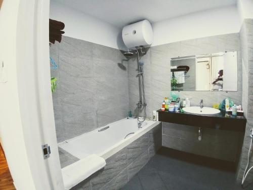 y baño con bañera y lavamanos. en Myanandar Residence & Hotel en Yangón