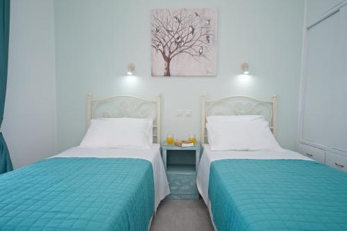twee bedden naast elkaar in een slaapkamer bij Sea Dream in Sami