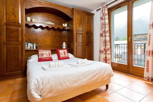 1 dormitorio con cama y ventana grande en APARTMENT KITSON - Alpes Travel - Chamonix - Sleeps 6 en Chamonix-Mont-Blanc