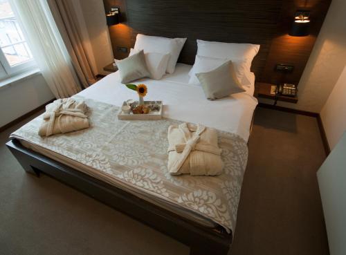 سرير أو أسرّة في غرفة في Gold Club Hotel & Casino