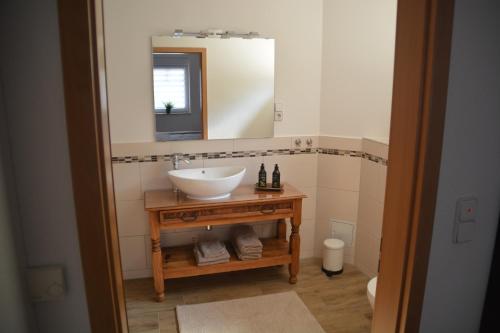 a bathroom with a sink and a mirror at Im Maifeld in Kalt
