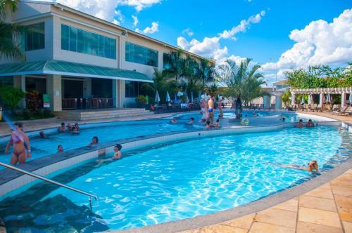 una piscina en un complejo con gente dentro en Via Caldas L'acqua V, en Caldas Novas