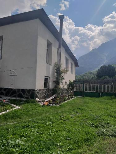 Nespecifikovaný výhled na hory nebo výhled na hory při pohledu z penzionu